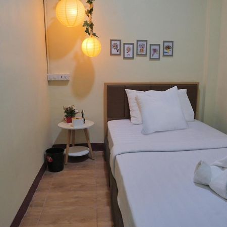 Ez Sleep @ Ratchada 19 Hostel Bangkok Exterior photo
