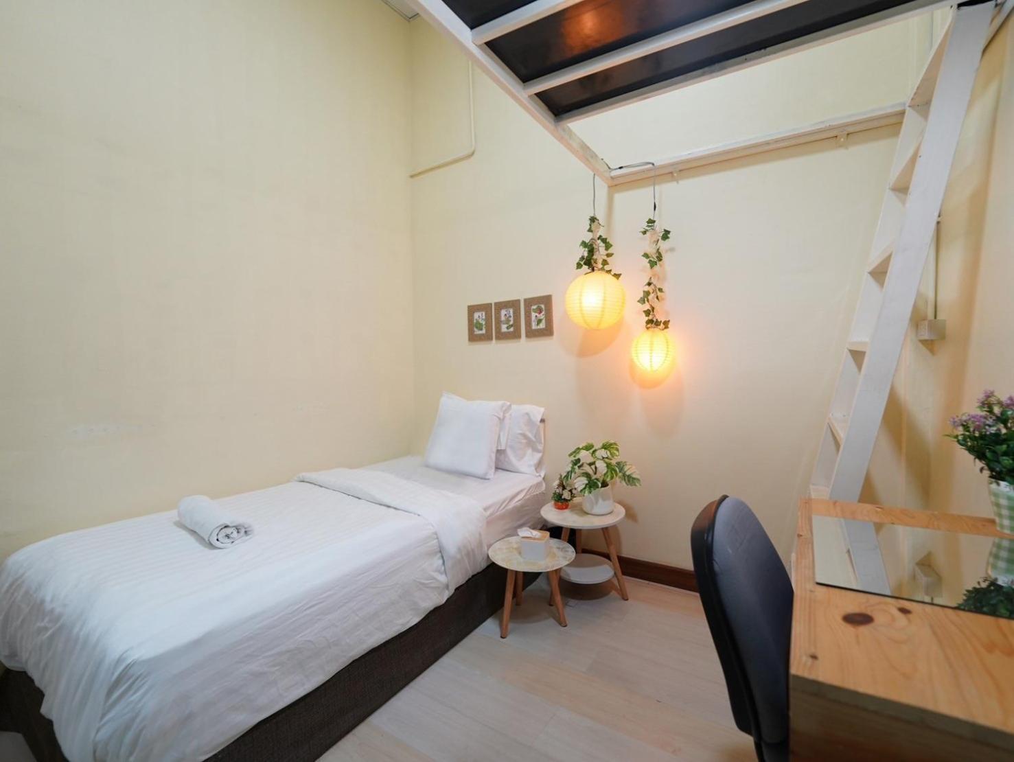 Ez Sleep @ Ratchada 19 Hostel Bangkok Exterior photo