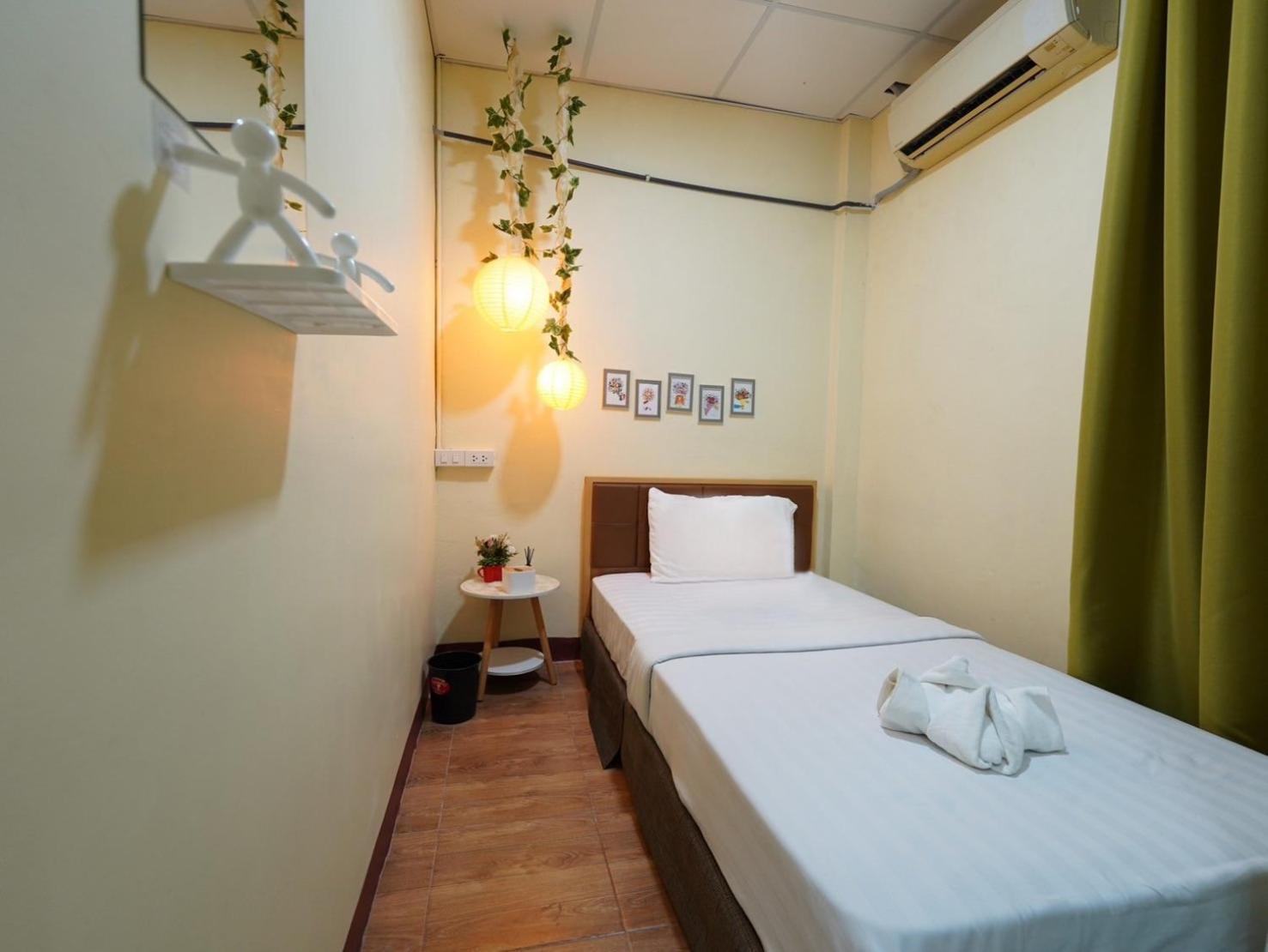 Ez Sleep @ Ratchada 19 Hostel Bangkok Exterior photo